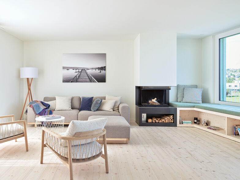 Die Sitzecke mit Sofa und Sesseln ist der ideale Ort für einen gemütlichen Abend am knisternden Feuer.