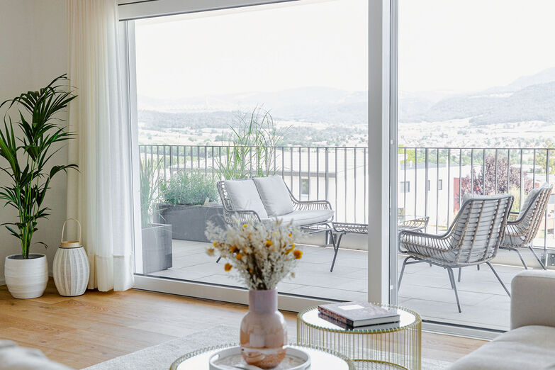 Von der Lounge aus lässt sich der Blick ins Tal geniessen.