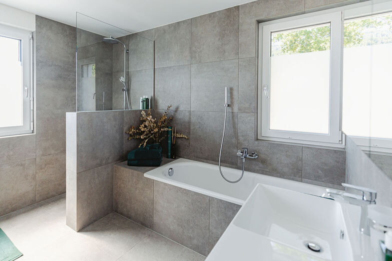 Die Walk-In-Dusche ist komfortabel und lässt das Bad grosszügig wirken.