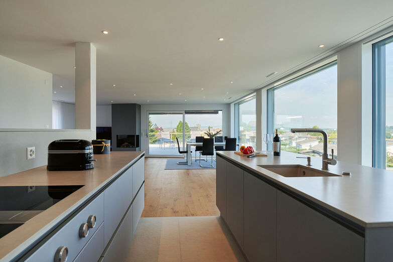 Die moderne und hochwertige Küche ist offen gestaltet.