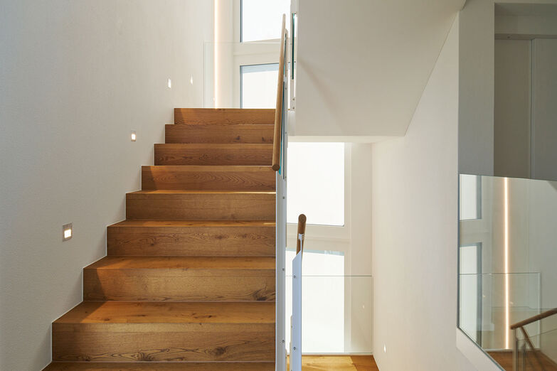 Die asymmetrische Architektur erzeugt interessante Winkel.