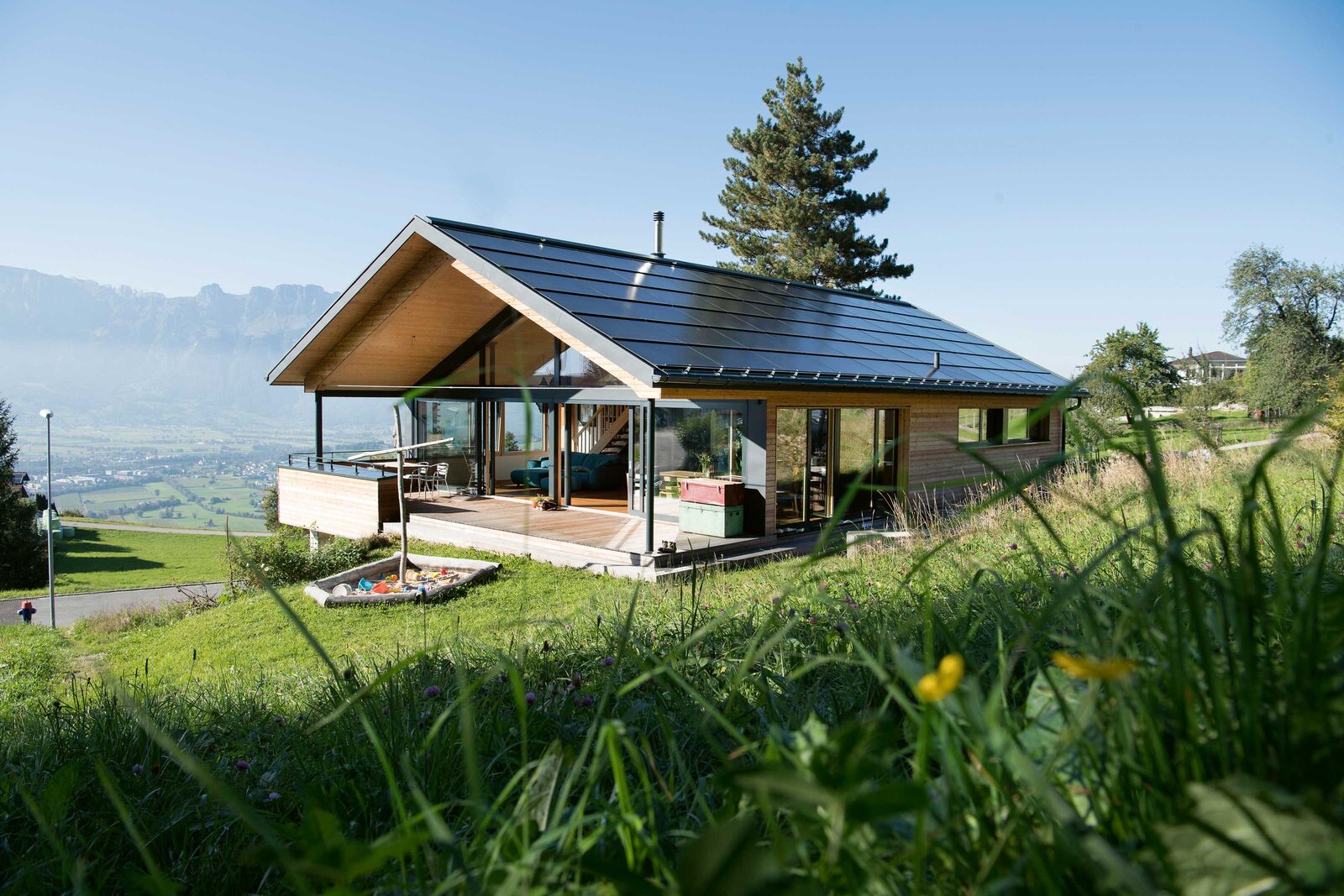 Das Haus ist lichtdurchflutet und fügt sich idyllisch an den Hang.