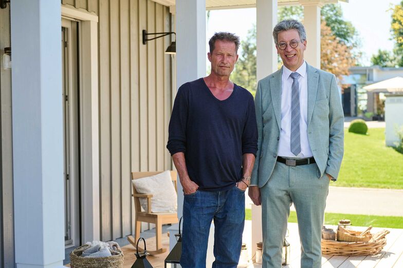 Sichtlich zufrieden mit dem Ergebnis der Kooperation: Schauspieler und Regisseur Til Schweiger und Geschäftsführer Johannes Schwörer.