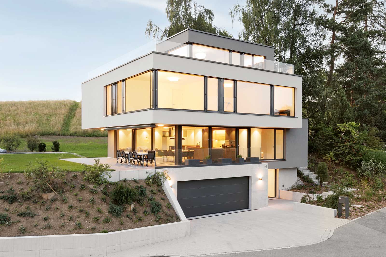 Der moderne Neubau fügt sich dank der gestaffelten Geschosse harmonisch in die Umgebung ein.