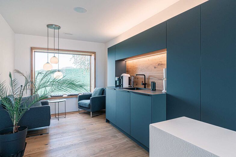 Gemütliche Stunden verspricht der Aufenthalt in der Teeküche mit freiem Blick in die Natur.