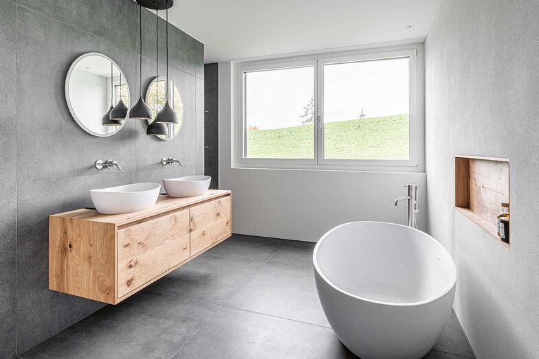 Die freistehende Badewanne im Badezimmer unterstreicht das elegante Design.