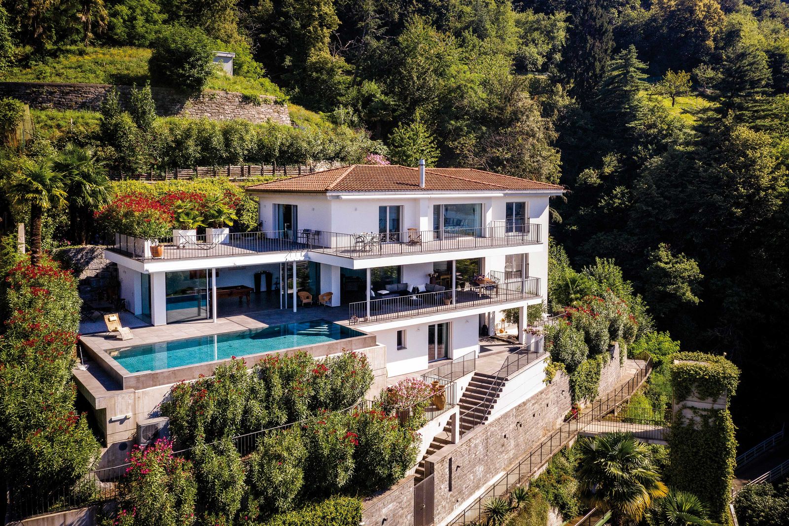 Das steile Grundstück wird durch einen Aussenlift (rechts im Bild) erschlossen.