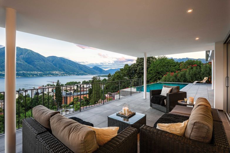 Abendstimmung im gedeckten Loungebereich.