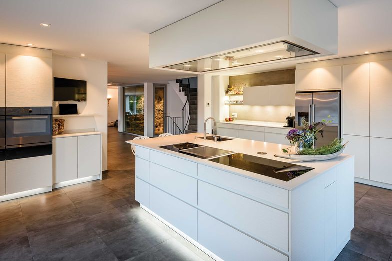 Mit zwei grossen Wärmeschubladen, Steamer, Backofen und Foodcenter ist die Küche komfortabel ausgestattet.