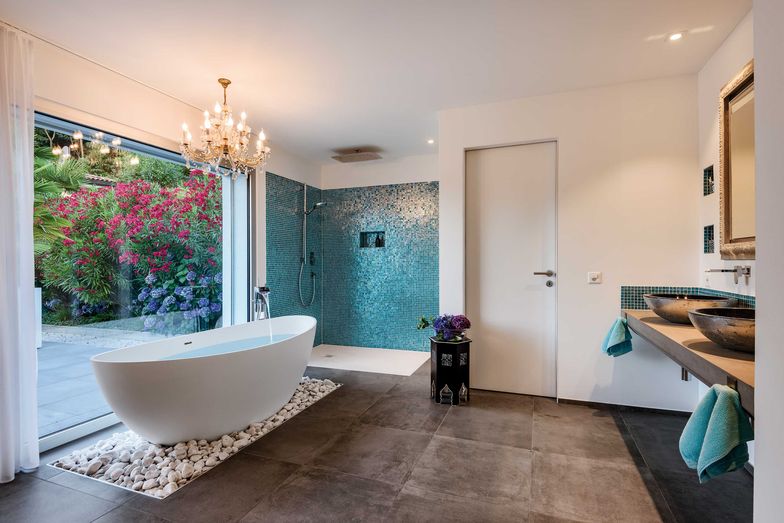 Zum Master Bedroom gehört ein grosszügiger Wellnessbereich mit Blick ins Grüne.