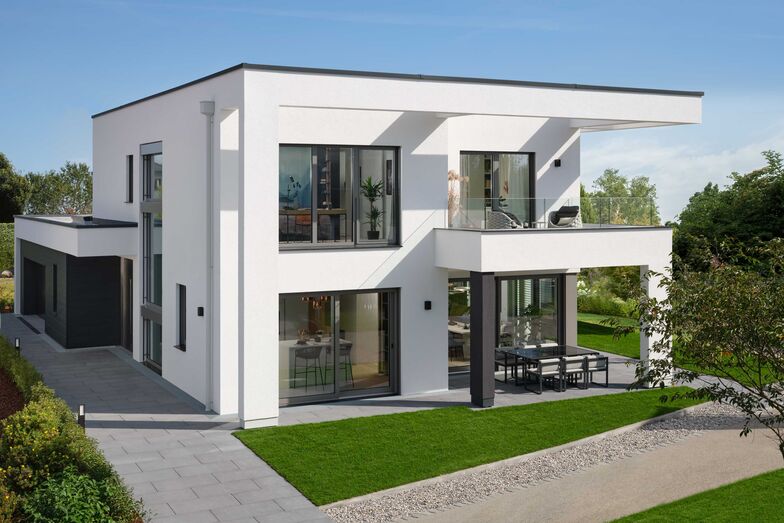 Die Basis des Einfamilienhauses ist ein klarer, weisser Kubus.