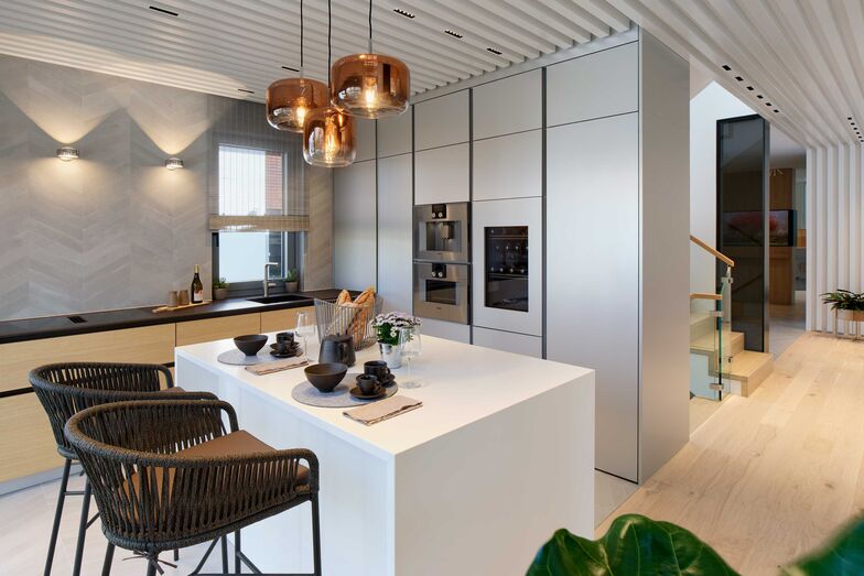 Einbauschränke schaffen Bereiche und lassen das Wohnkonzept offen wirken.