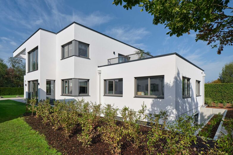 Auskragende Elemente akzentuieren das Haus.