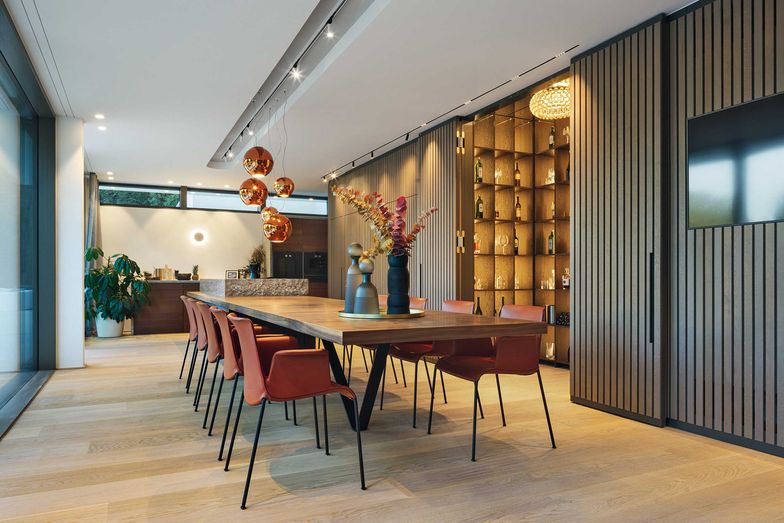 Küche und Essbereich verschmelzen zu einem Raum mit fast 60 Quadratmetern.