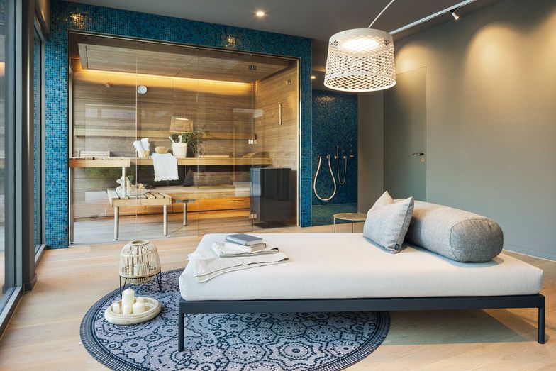 Neben dem zweigeschossigen Ausstellungshaus mit Flachdach befindet sich ein Poolhaus mit Sauna und Wellnessdusche.