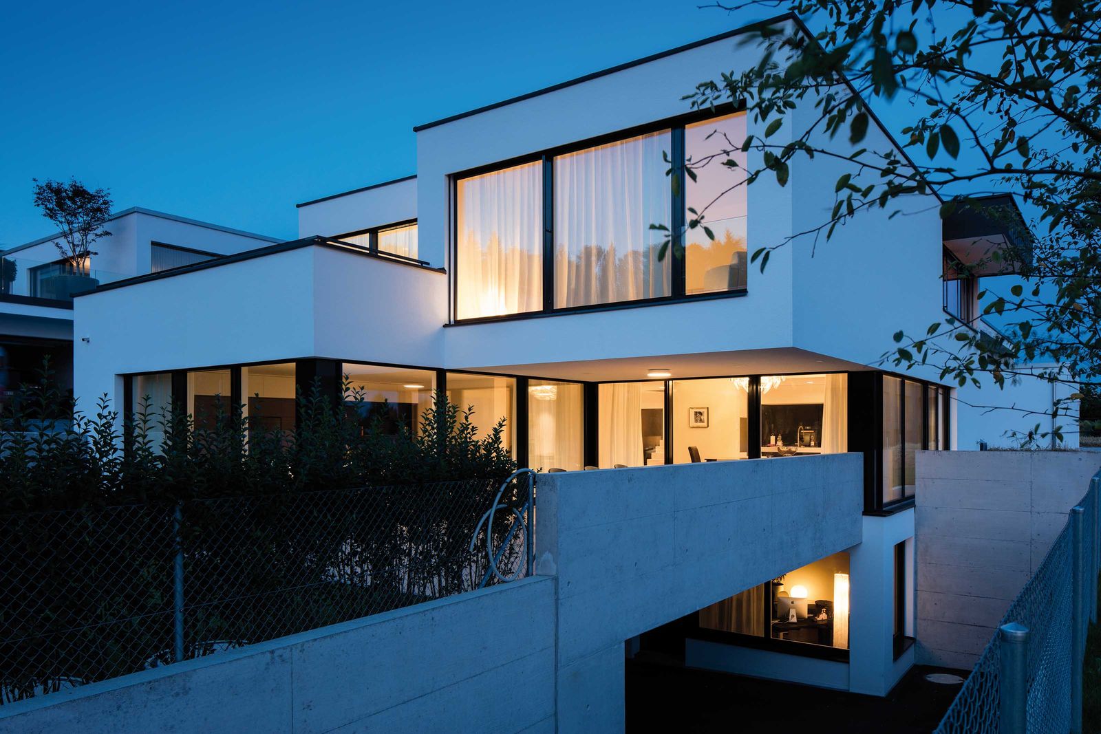 Das Untergeschoss liegt komplett im Hang, das Wohngeschoss teilweise.