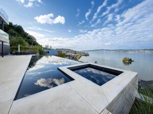 «Smart Pools» mit modernster Technologie: Dazu gehört unter anderem ein automatisches Reinigungssystem und Wasserqualitätskontrollen, Temperaturregelung oder ein App-basiertes Steuerungssystem. Woodtli Schwimmbadtechnik GmbH.