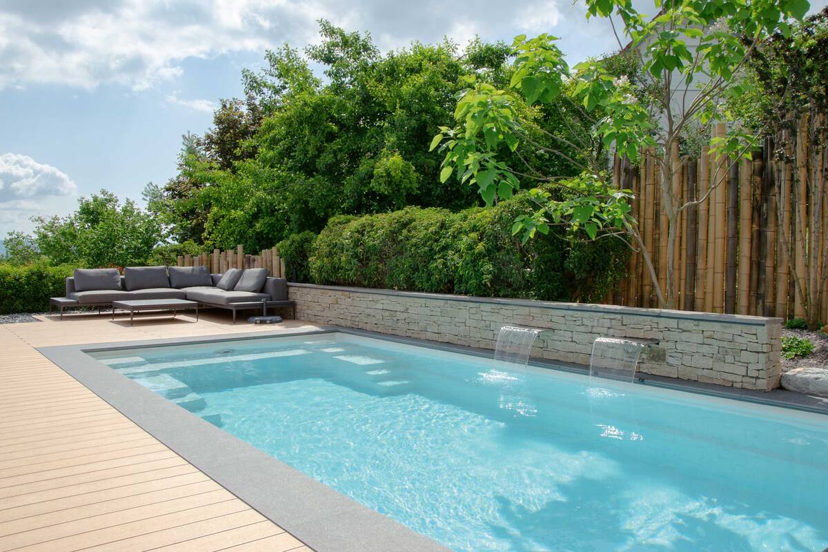 Der «Compass Ceramic Pool» in hellem Beige («Nova Pearl») verfügt über die Gegenstromanlage «Fluvo». Die Wasseraufbereitung findet mit Salzhydrolyse statt. Vita Bad AG.