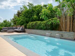 Der «Compass Ceramic Pool» in hellem Beige («Nova Pearl») verfügt über die Gegenstromanlage «Fluvo». Die Wasseraufbereitung findet mit Salzhydrolyse statt. Vita Bad AG.