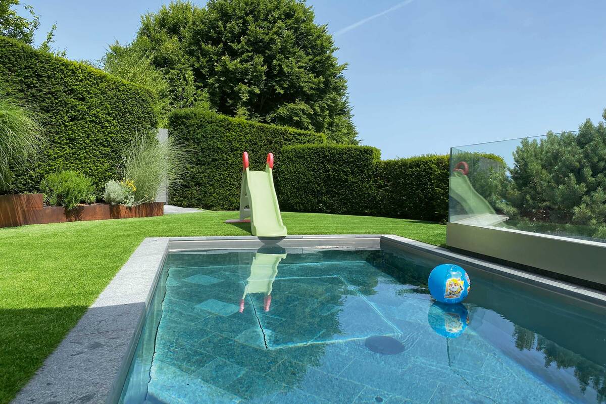 Die begeh- und versenkbare Pool-Abdeckung wird über eine spezielle Hydraulik automatisch heruntergefahren. Innerhalb von drei Minuten füllt sich das Becken wieder mit Wasser. Mein Topf GmbH.