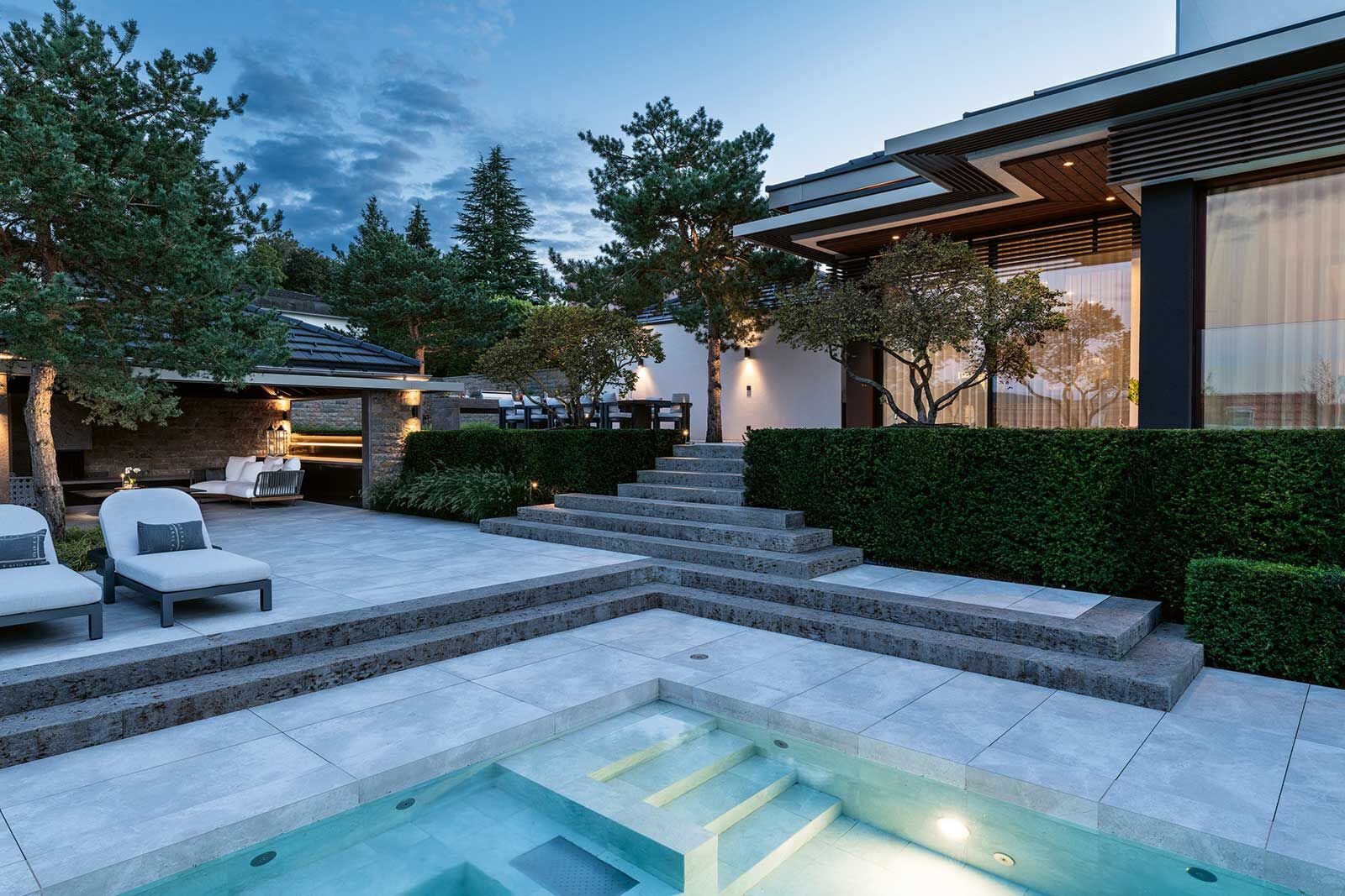 Die Farben der Architektur finden sich auch in der Gestaltung des Aussenraumes. So entstand ein harmonischer, grenzenloser Wohnraum nach innen und aussen.