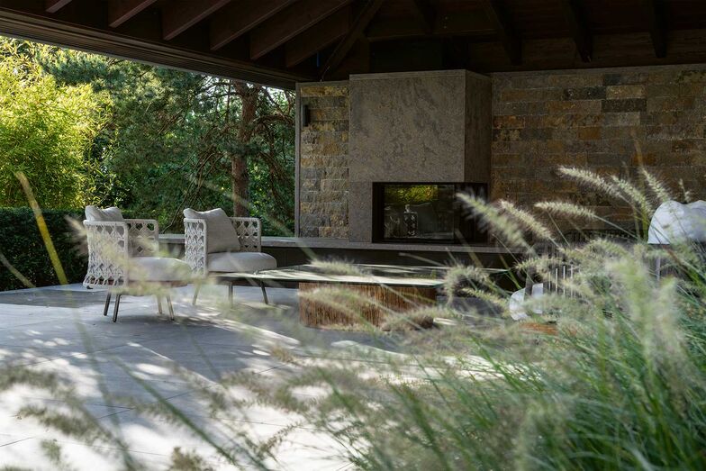 Die Lounge beim Pool: Ein Cheminée und ausgesuchte Möbel bestimmen die wohnliche Atmosphäre.