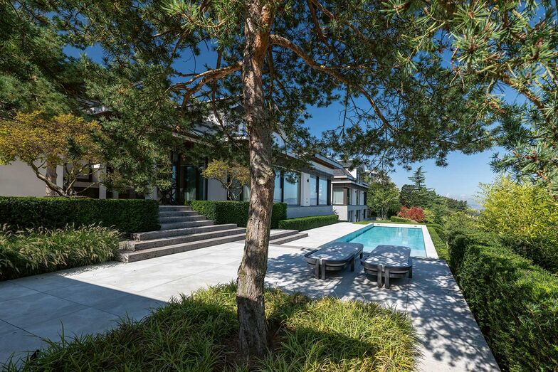 Eingebettet in dichte, grüne Hecken breitet sich der Pool vor dem Wohnhaus aus. Die Pool-auskleidung besteht aus hochwertigen Keramikplatten.