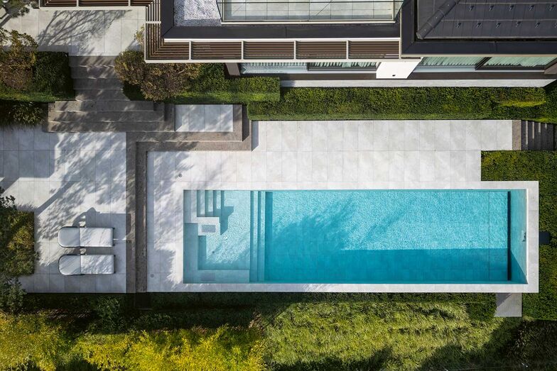 Der Blick von oben zeigt, dass das Poolbecken in zwei Bereiche aufgeteilt ist: einen Flachbereich zum Sitzen und einen etwas tieferen Bereich zum Schwimmen.