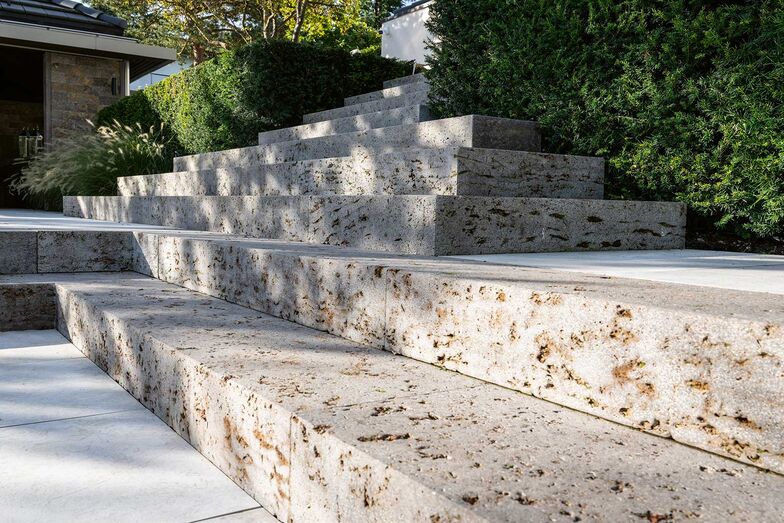 Die Material- und Pflanzenwelt steht in wohltuendem Dialog miteinander.