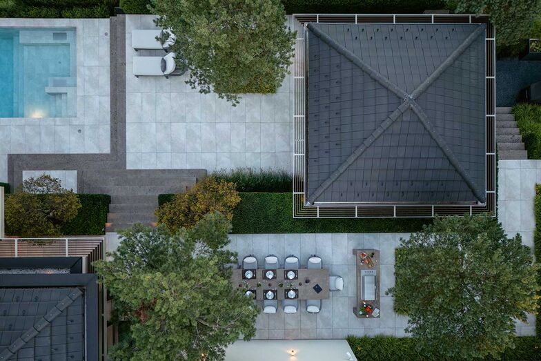 Aus der Vogelperspektive erkennt man die durchdachte Gliederung und Strukturierung des Ausssenraumes und die klare Sprache der Materialisierung.