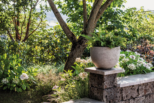 Swimmingpool im Familiengarten vom Gartengestalter Parc’s aus Rapperswil-Jona.
