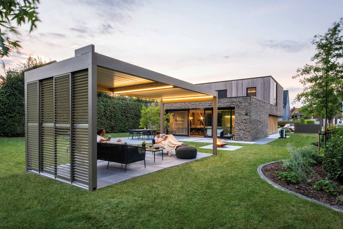 Das Lamellendach kann durch eine senkrechte Markise ergänzt werden. Es sorgt nicht nur für angenehmen Schatten, sondern zudem für einen guten Sichtschutz. Atrium über Renson.