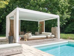 Cool am Pool. Das Pergolasystem «SO!» lässt sich beliebig ausstatten: mit verschiedenen Schiebewänden oder auch mit einem Projektor um den Filmabend nach draussen verlegen zu können. Greenstyle.