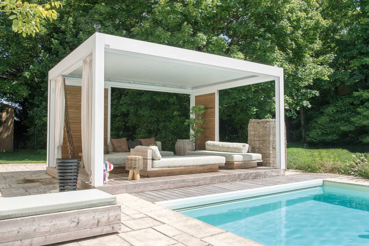 Cool am Pool. Das Pergolasystem «SO!» lässt sich beliebig ausstatten: mit verschiedenen Schiebewänden oder auch mit einem Projektor um den Filmabend nach draussen verlegen zu können. Greenstyle.