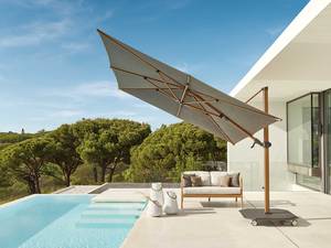Der Sonne hinterher! Dank der Rollen am Sockel lässt sich der grosse Schirm «Almeria» bequem verschieben. Das elegante Taupe passt zu vielen Farbtönen der Terrassengestaltung. Jardinico über Hunn.