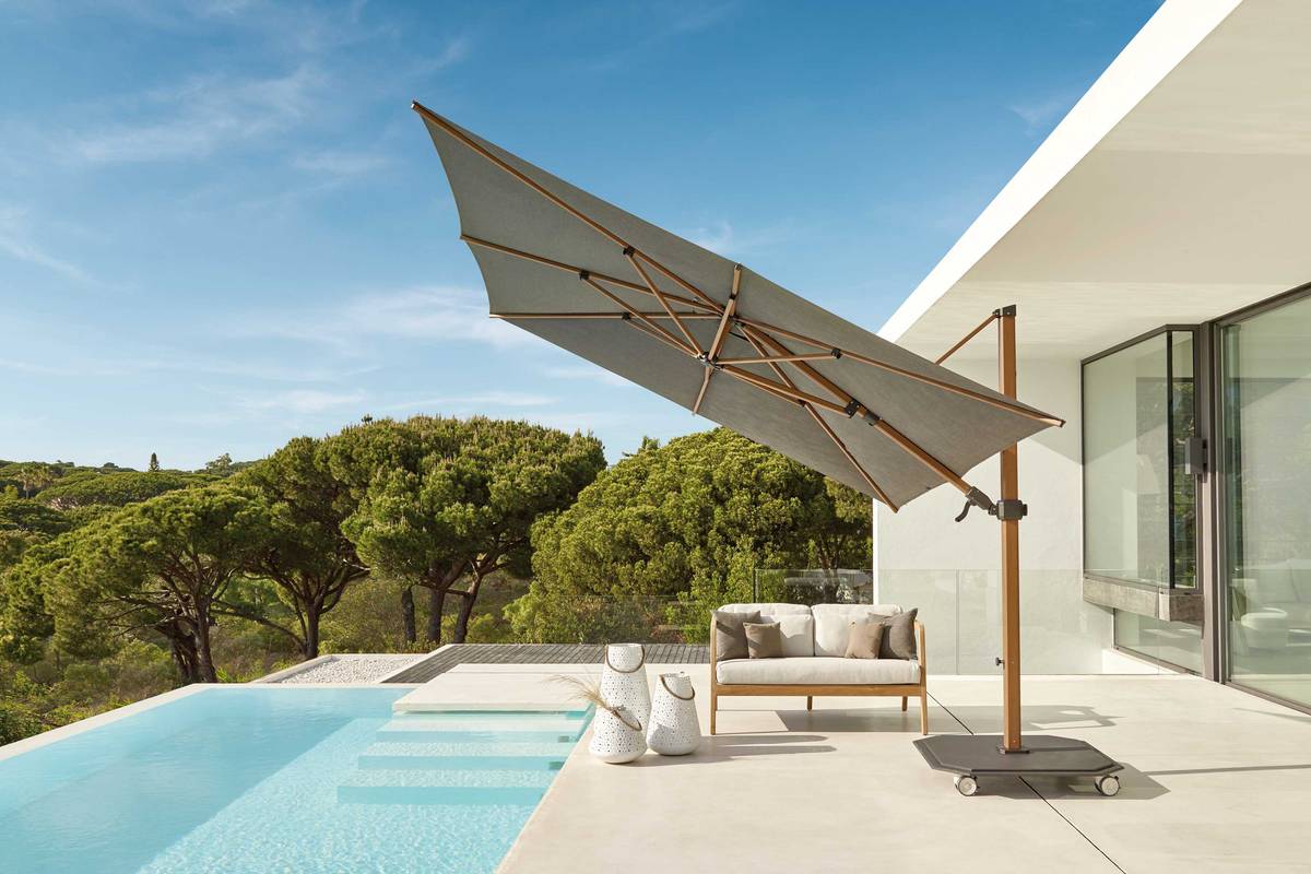 Der Sonne hinterher! Dank der Rollen am Sockel lässt sich der grosse Schirm «Almeria» bequem verschieben. Das elegante Taupe passt zu vielen Farbtönen der Terrassengestaltung. Jardinico über Hunn.