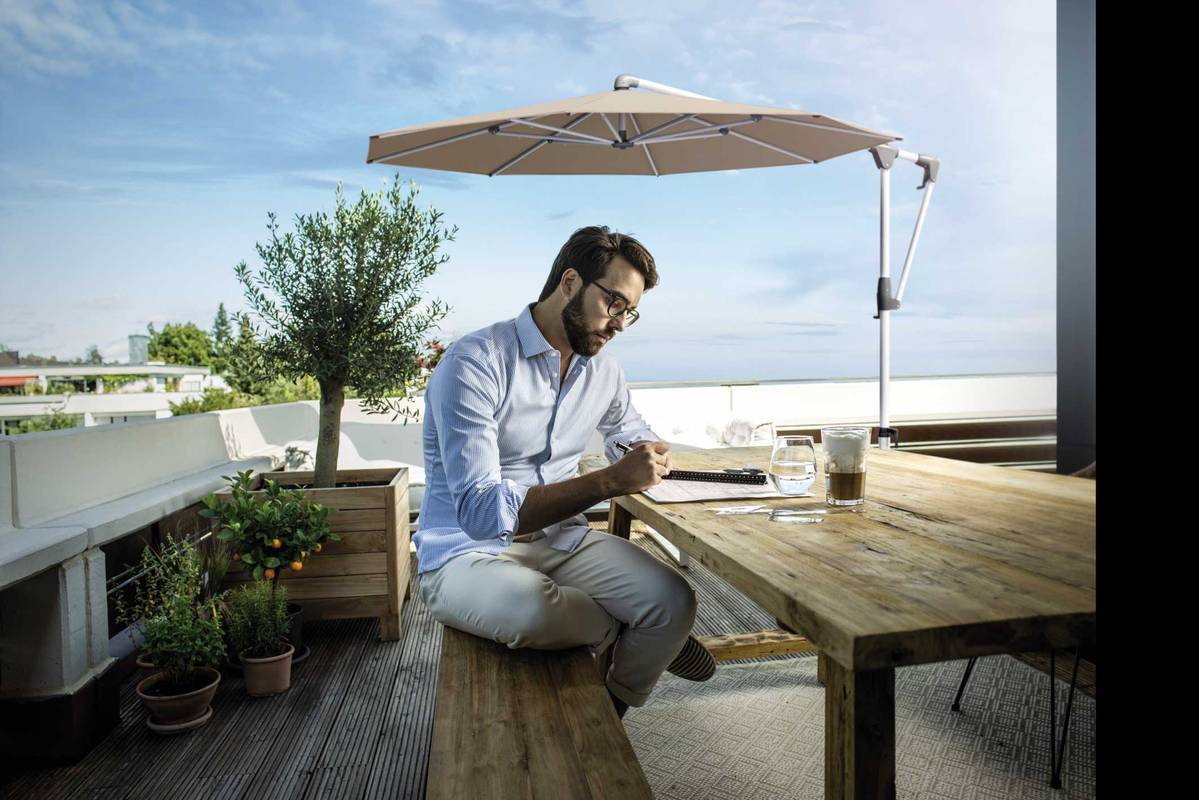 Der Freiarmschirm «Sunswing Casa» kommt mit neugestalteten Profilen und Gehäuseformen daher und besticht durch viele Funktionen und eine einfache Handhabung. Glatz.