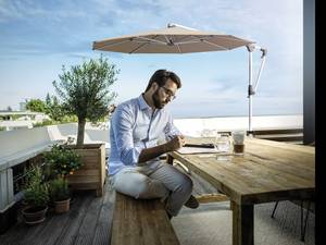 Der Freiarmschirm «Sunswing Casa» kommt mit neugestalteten Profilen und Gehäuseformen daher und besticht durch viele Funktionen und eine einfache Handhabung. Glatz.