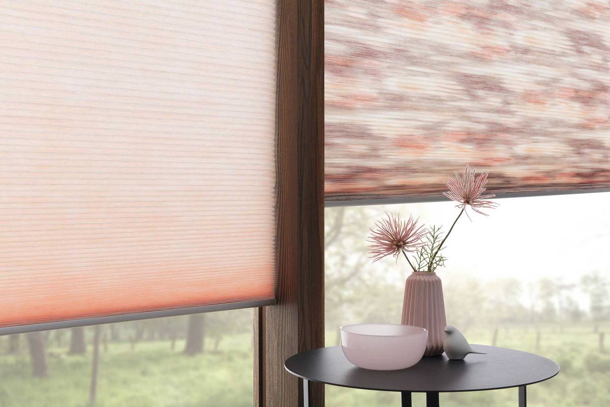 Die unterschiedliche Lichtabsorption der eingesetzten Farben lassen reizvolle Effekte entstehen, die eine ganz besondere Raumstimmung schaffen. Die Wabenstruktur der Faltstores schenkt den Mustern zusätzlich Tiefe und Struktur. Duette.