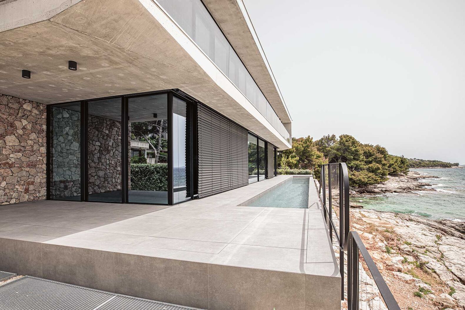 Storen von Hella mit ihren hochwertigen randgebördelten C-, S- und Z-Lamellen sorgen für perfektes Licht und haben Einfluss auf das Raumklima, da sie die Hitze der Sonne reflektieren. www.hella.info