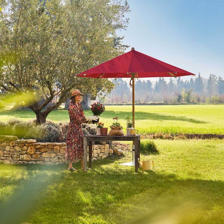 Der prägnante Sonnenschirm «Teakwood» in Rot besticht mit einem Gestell aus Edelholz und schützt vor Sonnenbrand. Glatz AG, www.glatz.com