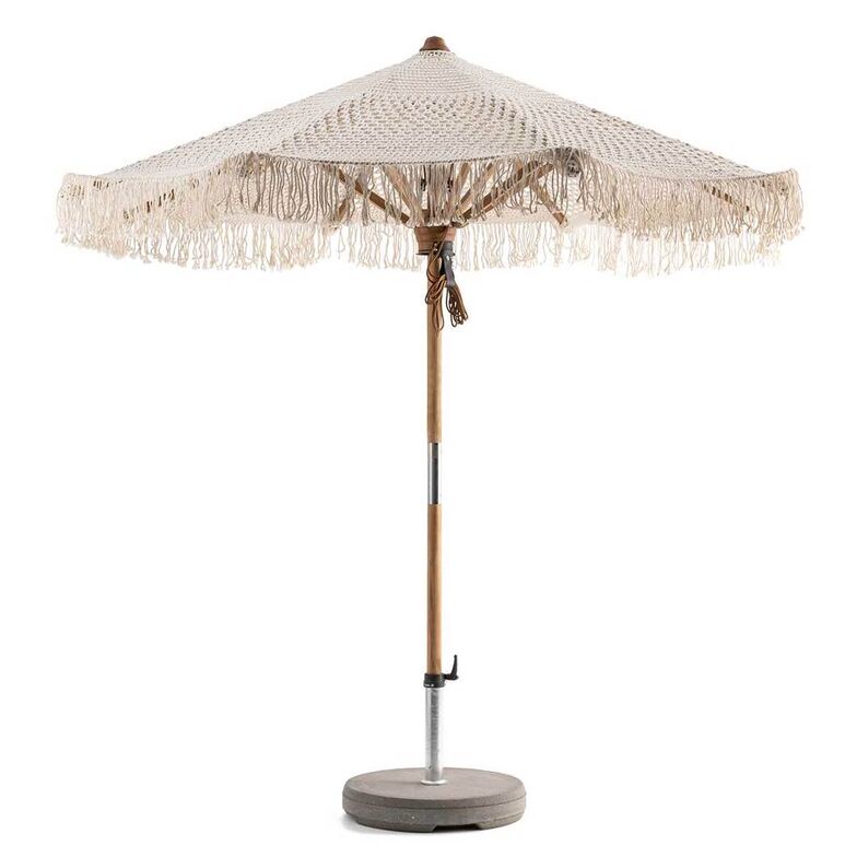 Mit dem Sonnenschirm «Ibiza» verwandeln sich Terrasse und Balkon in eine orientalische Boho-Oase und laden zum Träumen ein. Hunn Gartenmöbel AG, www.hunn.ch