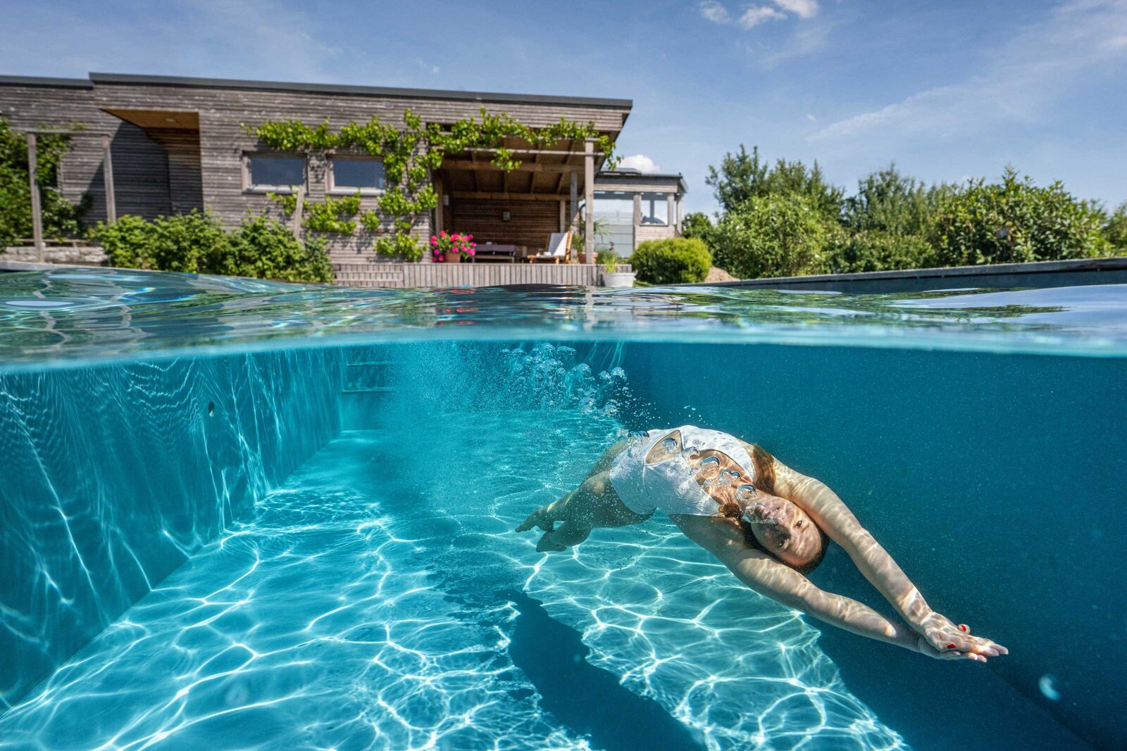 Im klaren Wasser abtauchen: Ein «Living Pool» sieht wie ein konventionelles Schwimmbecken aus, braucht aber kein Chlor oder andere Chemikalien. Fotos: Lorenz Masser.