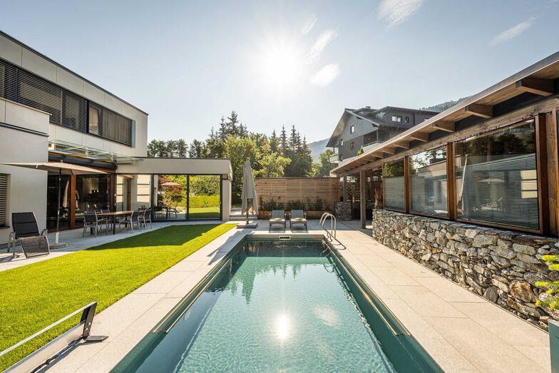 Anstelle der bei Schwimmteichen notwendigen Regenerationszone mit ihren Pflanzen und Tieren sorgen beim Living Pool ein unterirdisch angeordneter Biofilter und der eigens entwickelte Phosphatfilter für die biologische und physikalische Aufbereitung des Wassers.