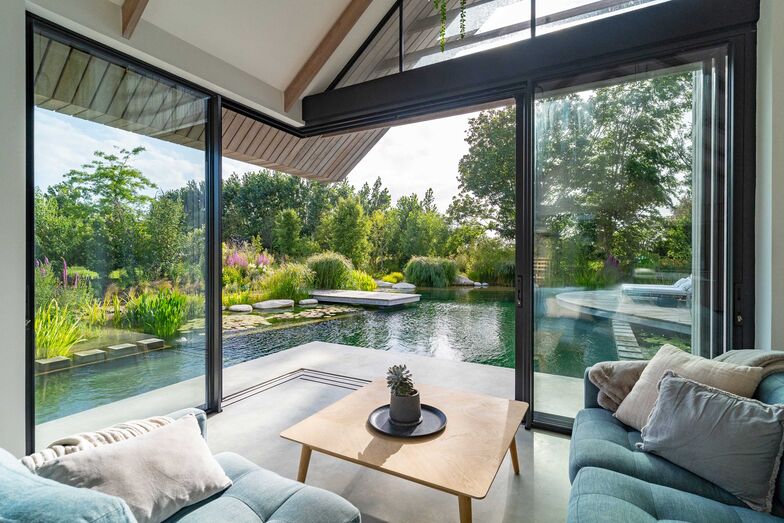 Biotop Swimming Ponds bieten ein natürliches Schwimmparadies in einzigartigem Design. Foto: © Biotop/iophotography