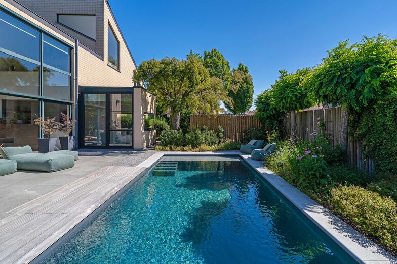 Erholung pur: Zuerst im Living Pool schwimmen, danach in der Sonne relaxen. Foto: © Biotop/iophotography