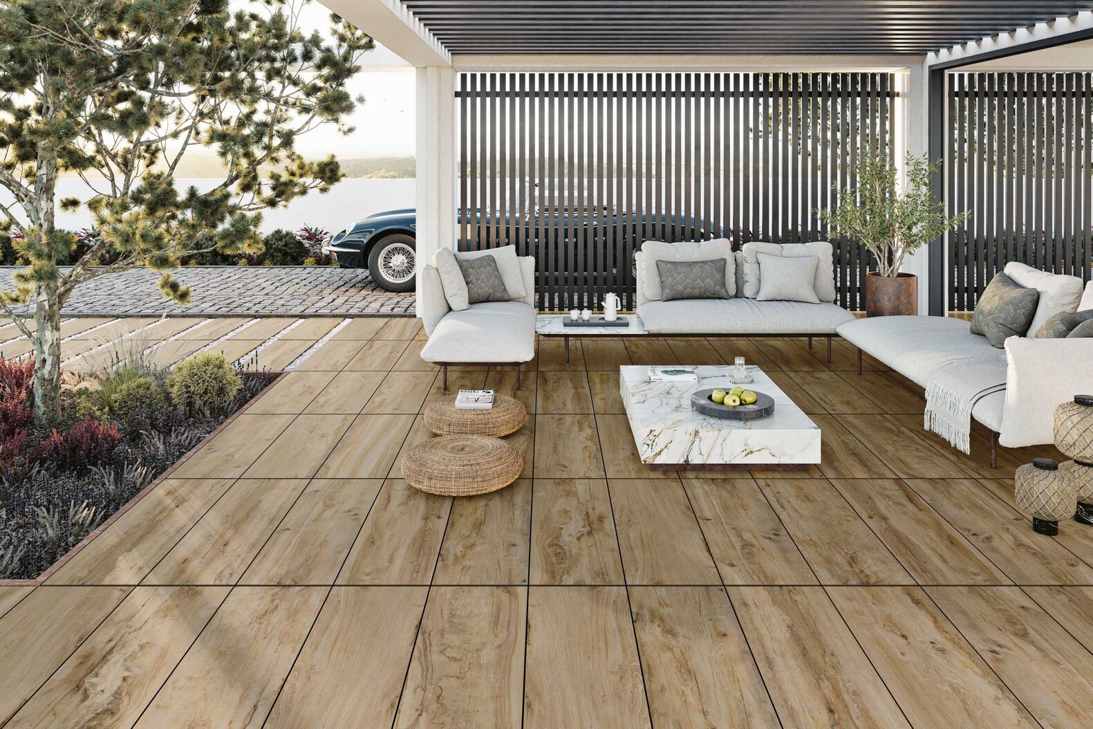 Gemütlich und unkompliziert zugleich: Die Keramikplatten in Holzoptik verleihen der Terrasse ein wohnliches Ambiente. Neben «Eiche antik» (Bild) sind «Eiche hell/dunkel» und «geräuchert antik» erhältlich. Ganz Baukeramik AG, www.ganz-baukeramik.ch