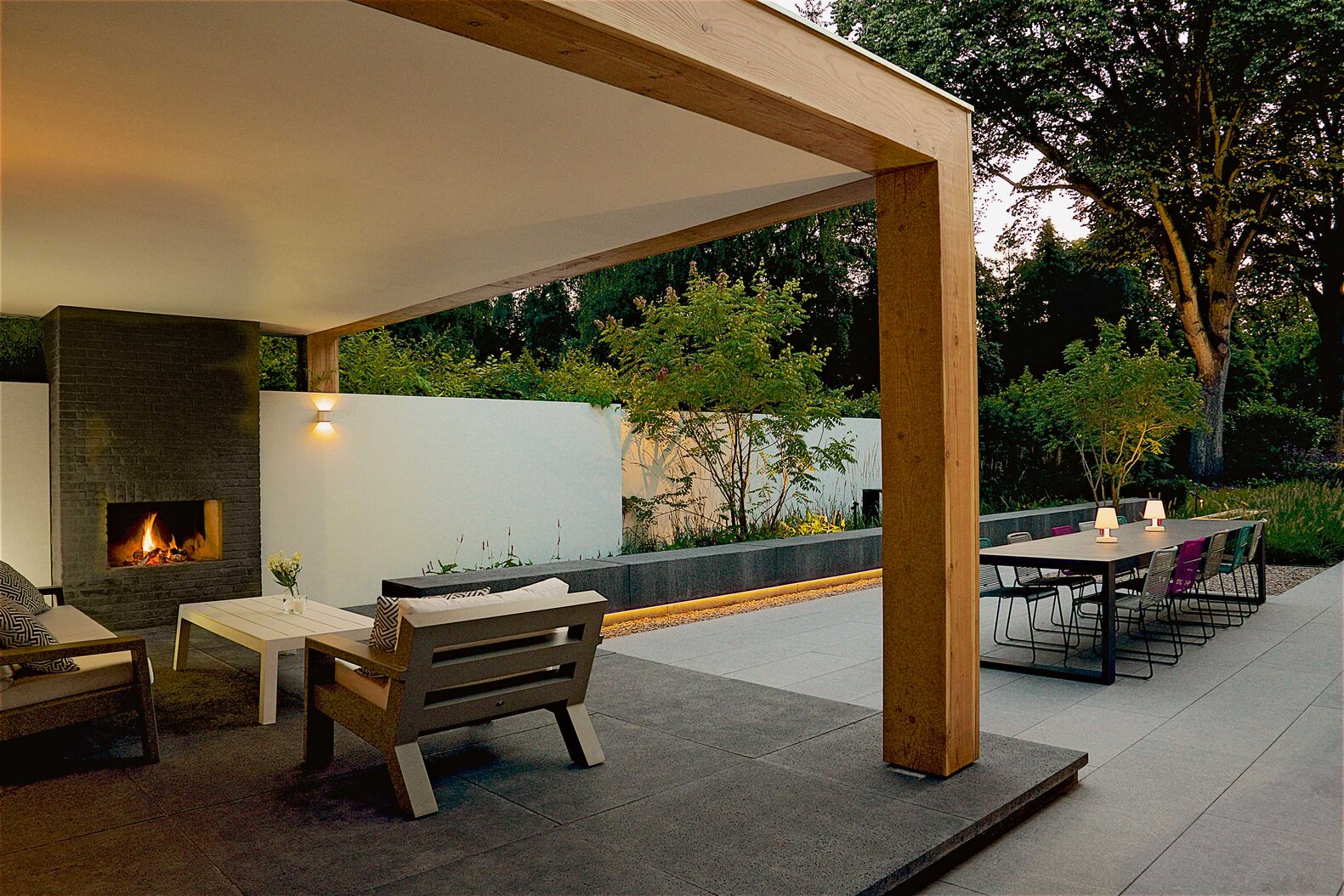 «Schellevis»-Betonplatten sind inspiriert von der Natur und haben dank ihrer offenporigen Struktur eine natürliche Ausstrahlung. Sie sind produktionsbedingt konisch und in vielen Abmessungen erhältlich. Green Style Holland GmbH, www.green-style.ch