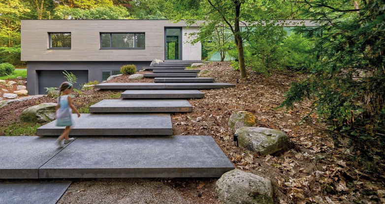 Schellevis Betonelemente gibt es in vielen Formaten für diverse Einsatzzwecke, vom Vorplatz über die Treppe bis zur Poolumrandung. Green Style Holland GmbH.