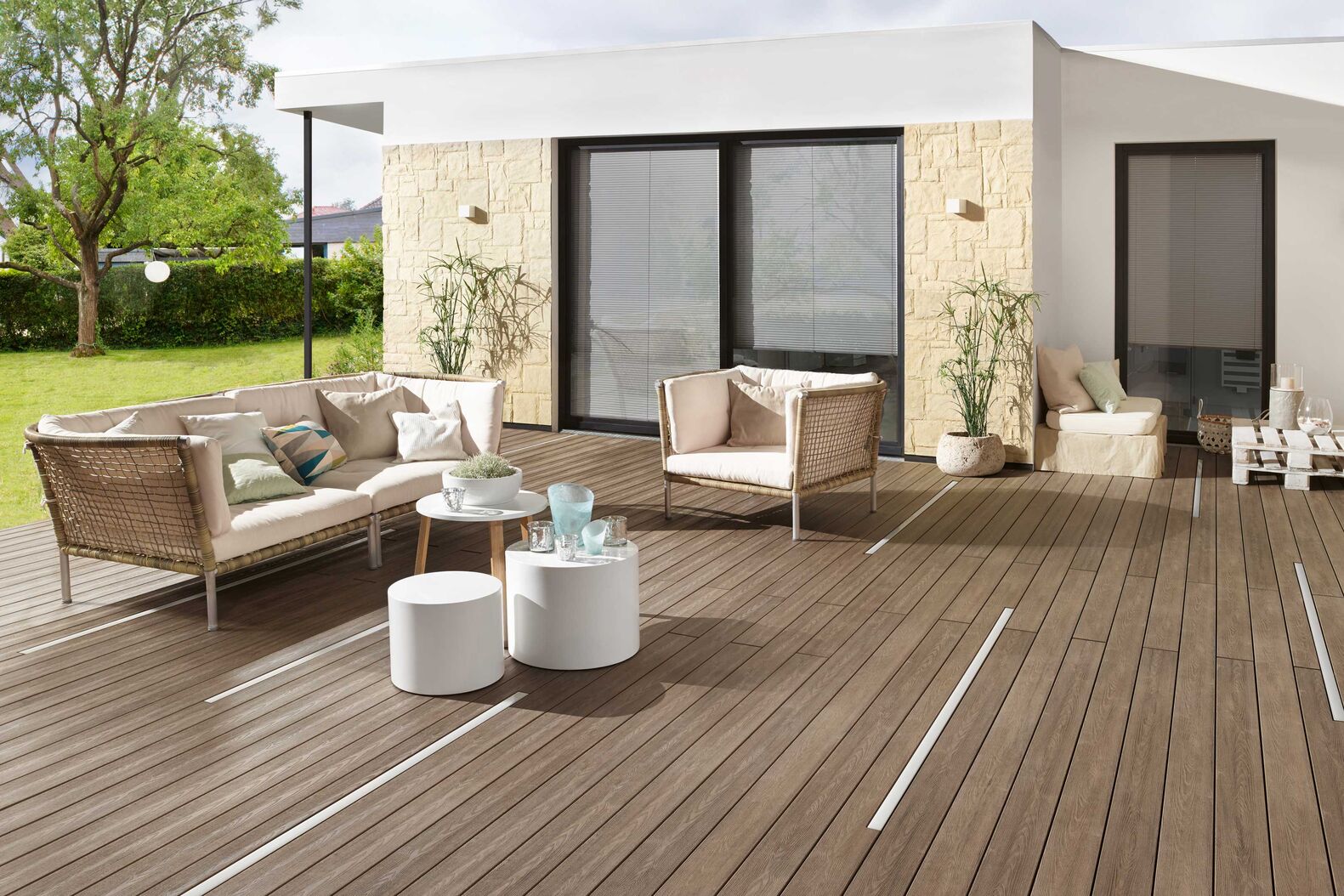 WPC Dielen, neue Generation: Im Gegensatz zu Terrassendielen aus Holz müssen WPC Dielen (Holz-/ Kunststoffgemisch) nie geölt werden und sind zudem sehr formstabil und splittern nicht. Bei herkömmlichen WPC Terrassendecks können jedoch Öl- oder Wasserflecken auftreten. Mit ummantelten WPC Terrassenböden werden diese Probleme gelöst. Dank der Ummantelung sind Wasser-, Öl- oder sonstige Flecken ausgeschlossen. tomwood.ch